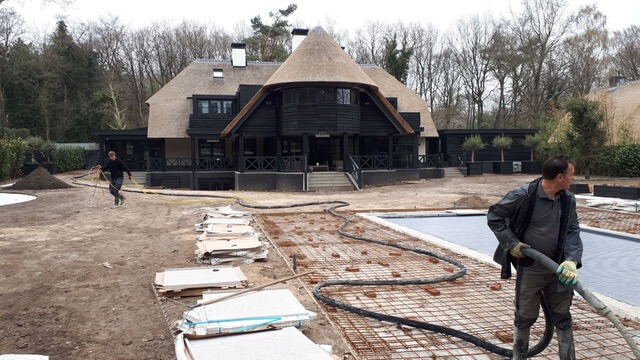 Betonvloer rond zwembad