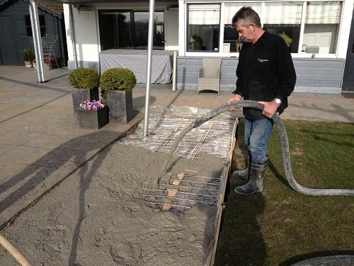 beton storten voor vloer in tuin